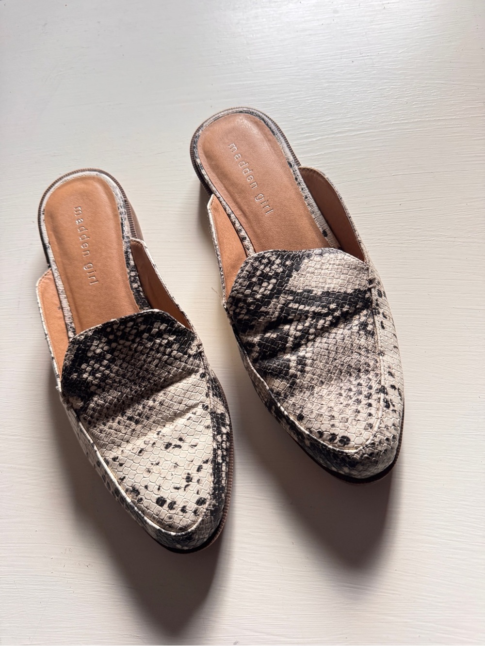 Madden Girl Black & Tan Snake-Print Slide Pointed Toe Low Heel mules Sz 7.5 - Picture 4 of 10